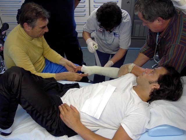 O Dr Costa βοηθάει τον Capirossi