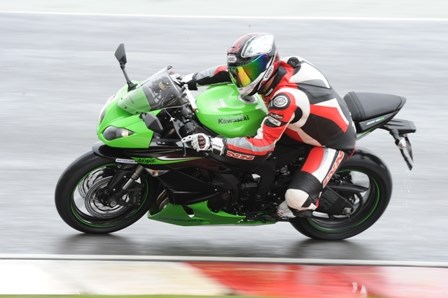 Η Kawasaki ZX-6R τα πήγε καλά στη βροχή