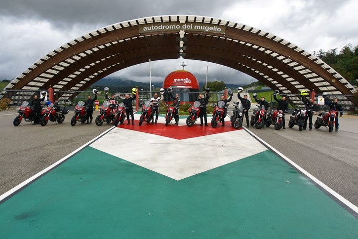 Μπροστά στην πίστα του Mugello. Δυστυχώς ήταν reserve και δεν καταφέραμε να μπούμε!