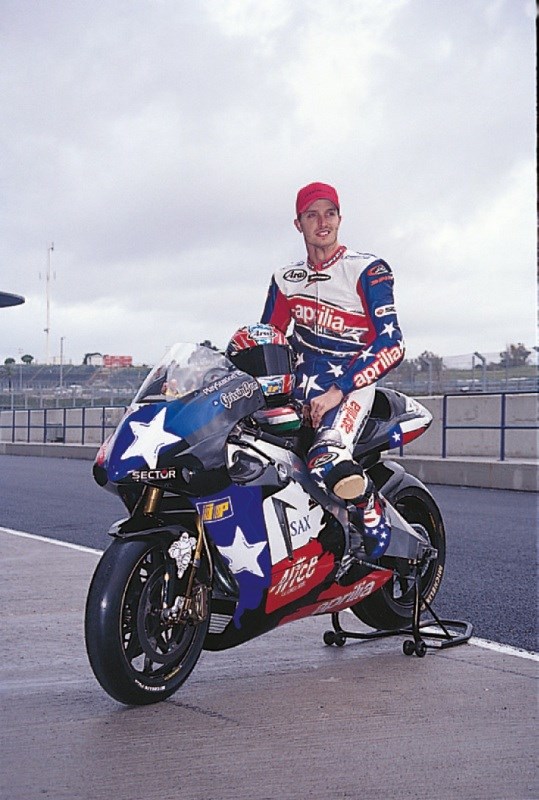 Ο Colin Edwards έκανε την είσοδό του στα MotoGP με την Aprilia, ωστόσο θεωρούσε την RS3 επιθετική και απότομη