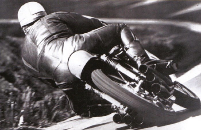 Ο Mike Hailwood ξύνει τα δάχτυλά του στην εκπληκτική Honda 250 six εν έτει 1966