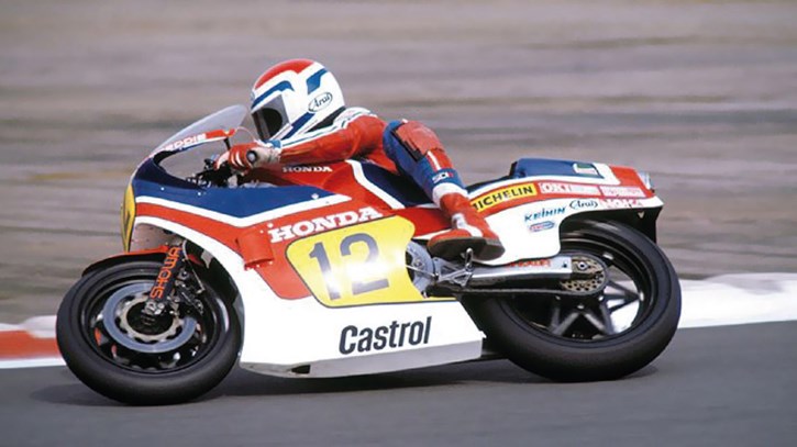 Ο Freddie Spencer κολλούσε στα γόνατα κομμάτια δέρματος για να μην τρυπάει η φόρμα