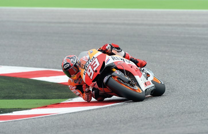 O Marc Marquez επιβάλλει το νέο τρόπο οδήγησης, με κλίσεις που φθάνουν τις 64 μοίρες!