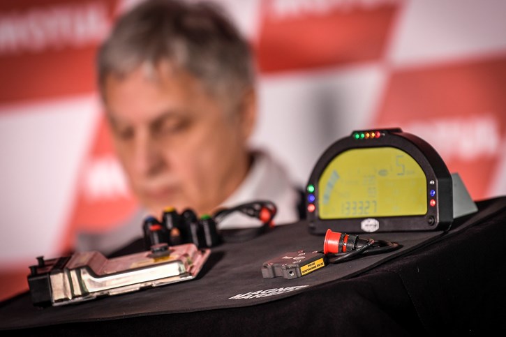 H ECU,η IMU, το καντράν και οι διακόπτες της Magneti Marelli