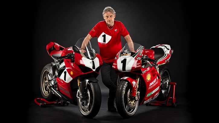 O Fogarty με τις Panigale V4 25° Anniversario 916 &  Ducati 996 SBK