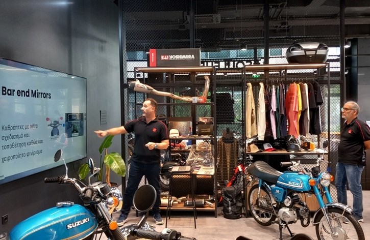 Ο Θοδωρής Μαρούλης (Product and Marketing manager), ο Δημήτρης Μαρινάκης (Service Manager) και το Suzuki AC50 του 1975